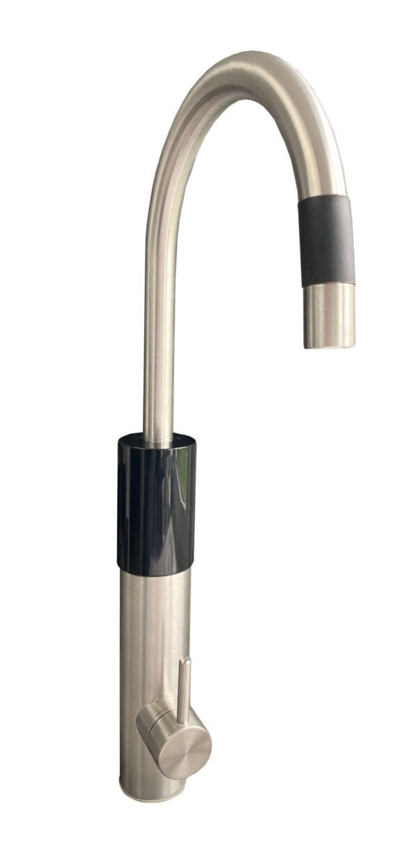 Digitaal bedienbare elektrische warmwater kraan, model XH-707 / DEMO-model